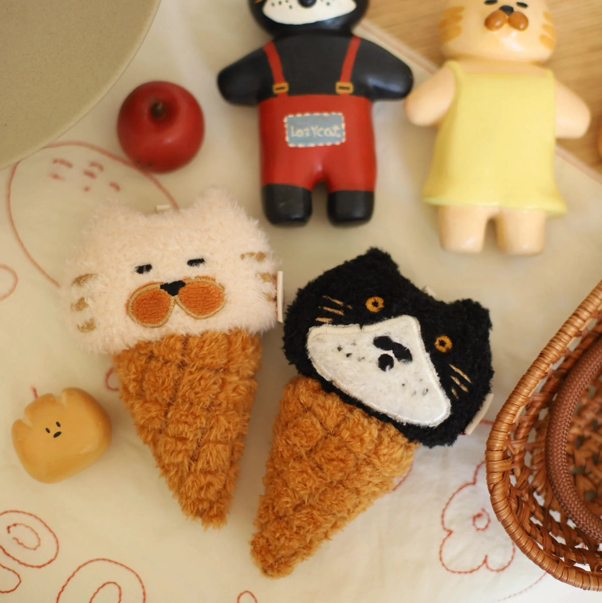 Daily White | George Kitty Ice Cream Cone Plush Charm – bbpawsarts